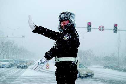 交警配上电热鞋,雨雪天执勤不再寒冷